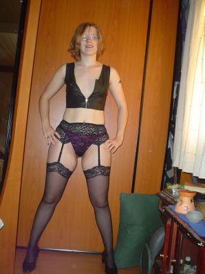 Рыжая студентка в очках раздвинула ноги в кружевных чулках и показала письку. Эскиз 10