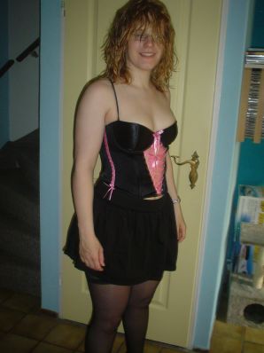 Рыжая студентка в очках раздвинула ноги в кружевных чулках и показала письку. Эскиз 33