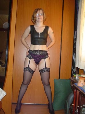 Рыжая студентка в очках раздвинула ноги в кружевных чулках и показала письку. Эскиз 9