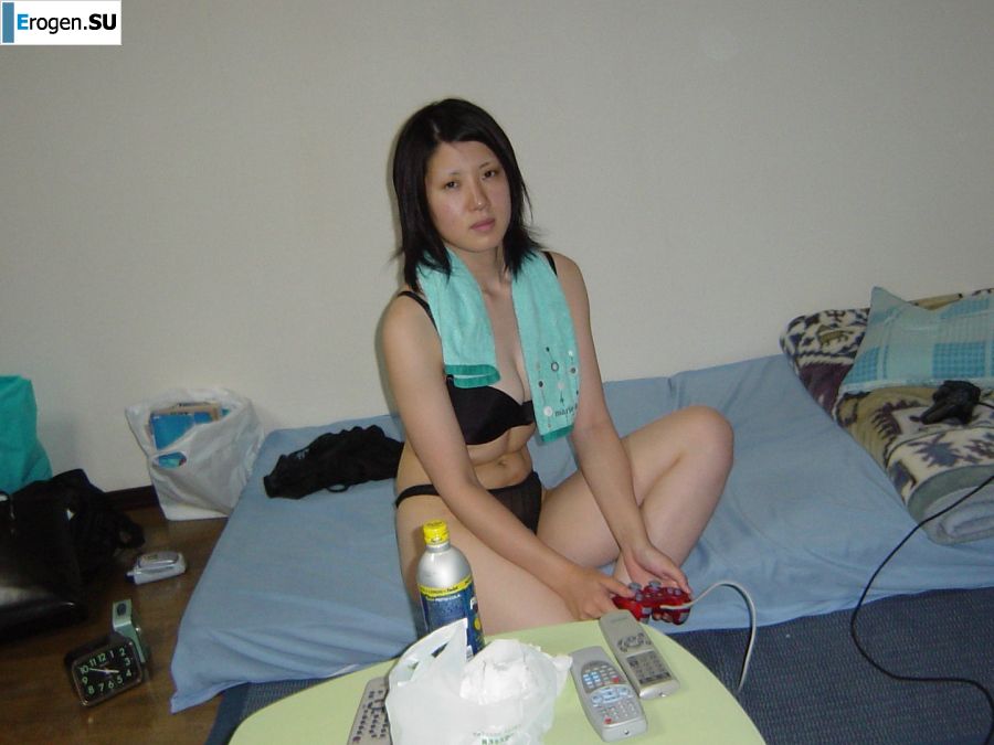 Asian took off her bra and panties and showed her fluffy and boobs. Photo 24