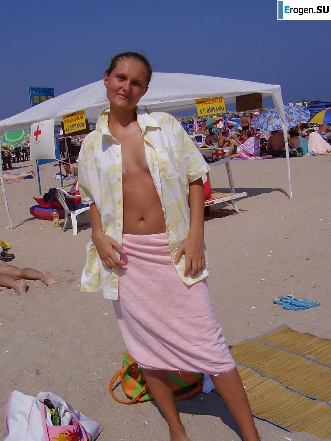 Сексуальная девушка позирует на пляже в трусиках без лифчика. Фото 13