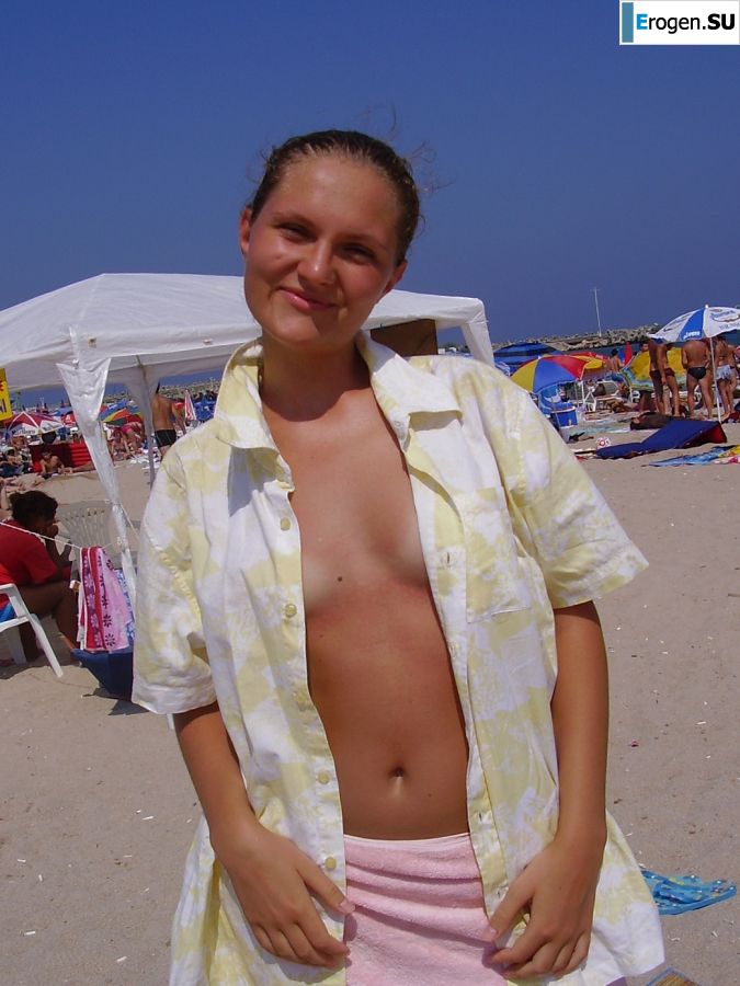 Сексуальная девушка позирует на пляже в трусиках без лифчика. Фото 14