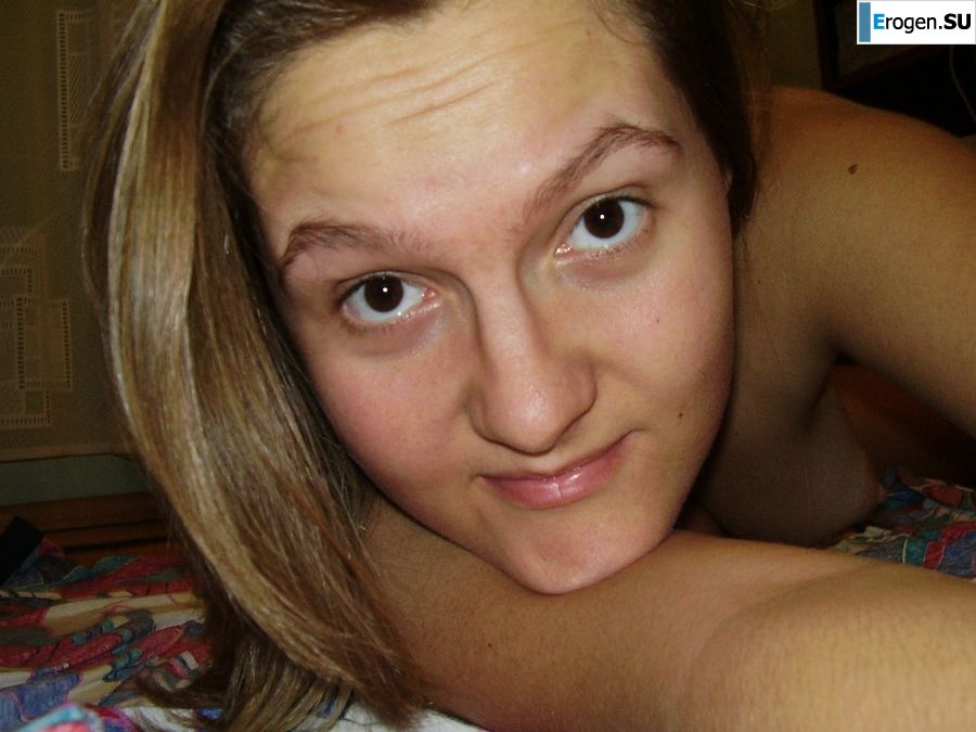 Сексуальная девушка позирует на пляже в трусиках без лифчика. Фото 15