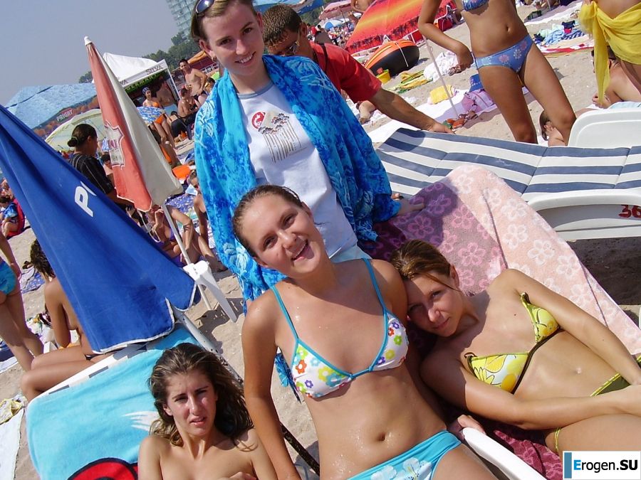 Сексуальная девушка позирует на пляже в трусиках без лифчика. Фото 3