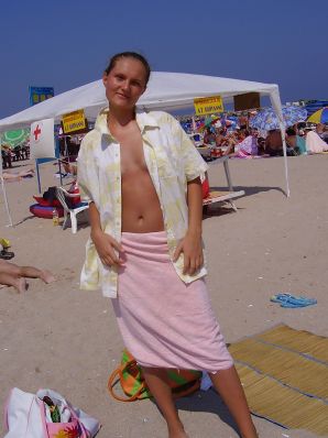 Сексуальная девушка позирует на пляже в трусиках без лифчика. Эскиз 13