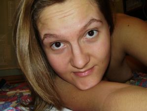 Сексуальная девушка позирует на пляже в трусиках без лифчика. Эскиз 15