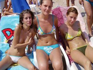 Сексуальная девушка позирует на пляже в трусиках без лифчика. Эскиз 2