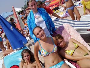 Сексуальная девушка позирует на пляже в трусиках без лифчика. Эскиз 3