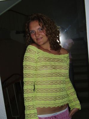 Сексуальная девушка позирует на пляже в трусиках без лифчика. Эскиз 8