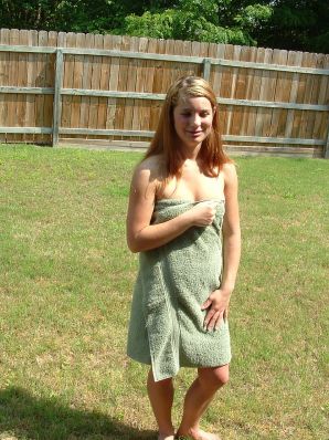 Блондинка с прекрасной фигурой позирует голой на лужайке. Эскиз 13