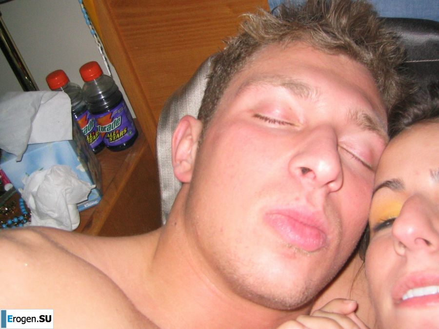 Восточная малышка развлекается со своим парнем голая. Фото 15