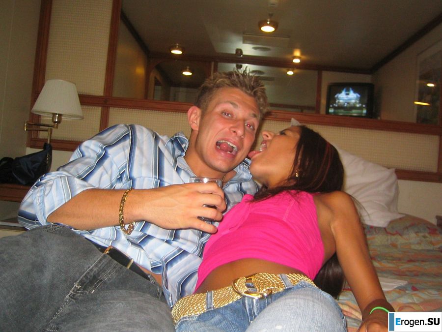 Восточная малышка развлекается со своим парнем голая. Фото 36