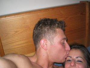 Восточная малышка развлекается со своим парнем голая. Эскиз 1