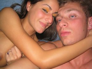 Восточная малышка развлекается со своим парнем голая. Эскиз 20