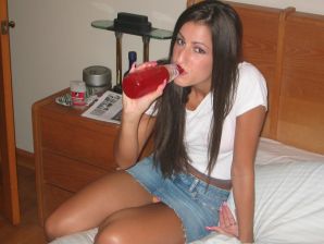 Восточная малышка развлекается со своим парнем голая. Эскиз 35