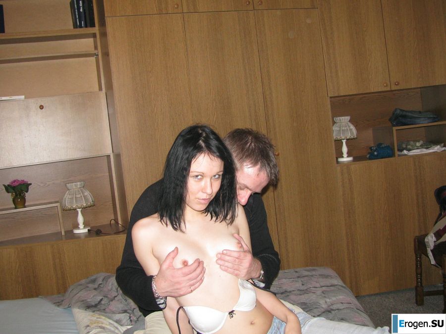 Блондинка с тонкой талией позирует в очках и красных трусиках. Фото 37