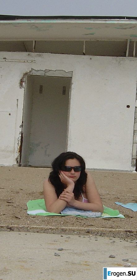 Сексуальная брюнетка с просвечивающимися сквозь кофточку сосками. Фото 10