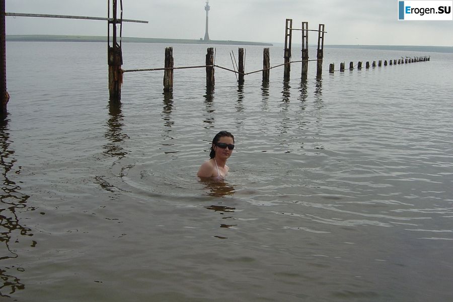 Сексуальная брюнетка с просвечивающимися сквозь кофточку сосками. Фото 24