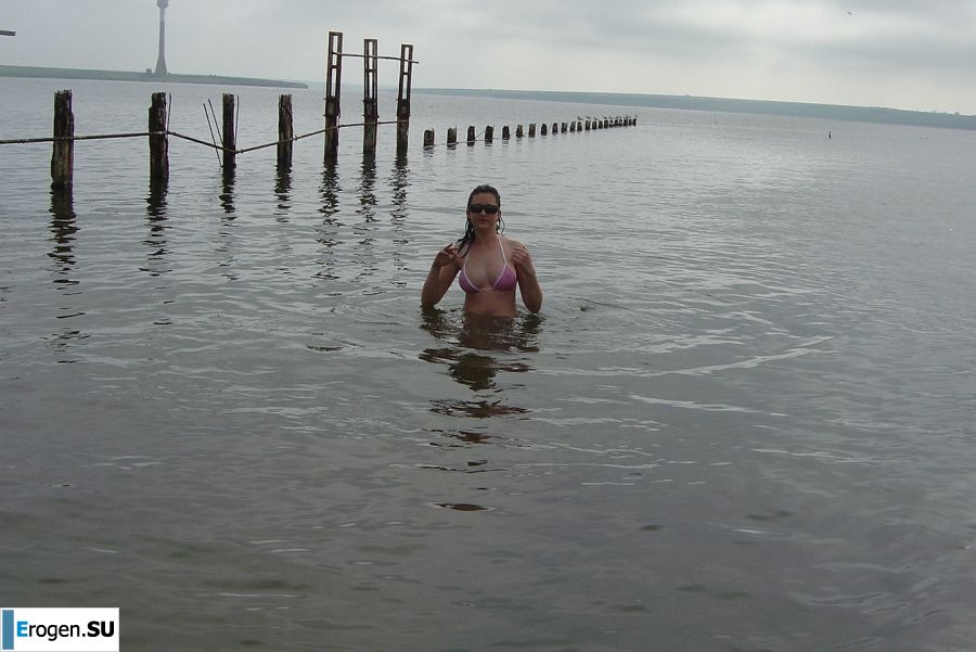 Сексуальная брюнетка с просвечивающимися сквозь кофточку сосками. Фото 25