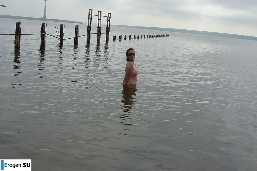 Сексуальная брюнетка с просвечивающимися сквозь кофточку сосками. Фото 26