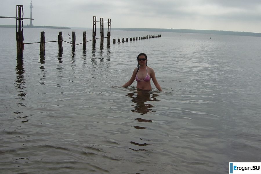 Сексуальная брюнетка с просвечивающимися сквозь кофточку сосками. Фото 28