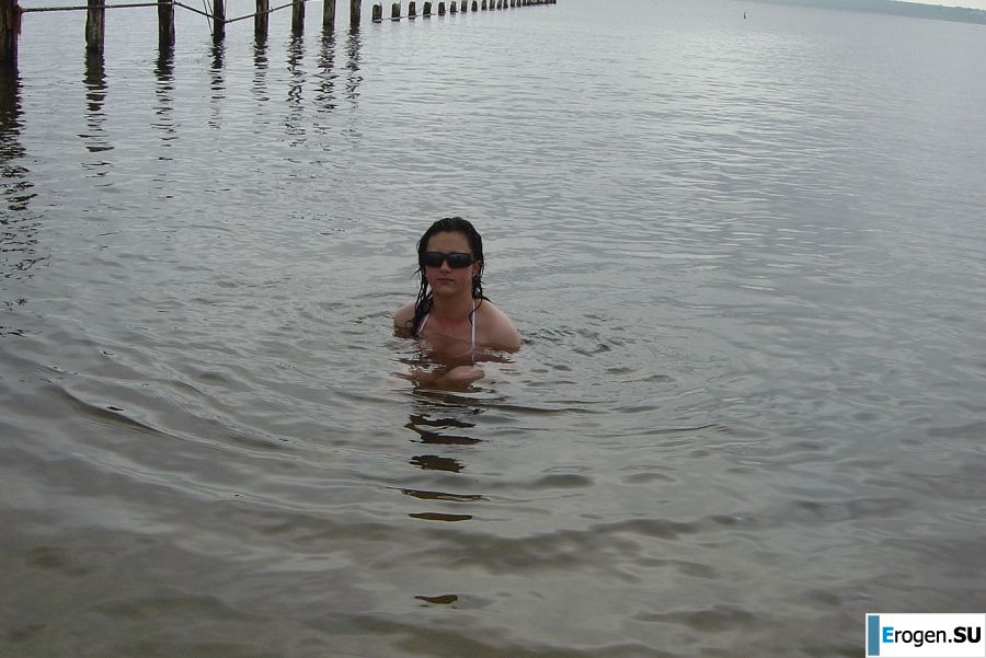 Сексуальная брюнетка с просвечивающимися сквозь кофточку сосками. Фото 29