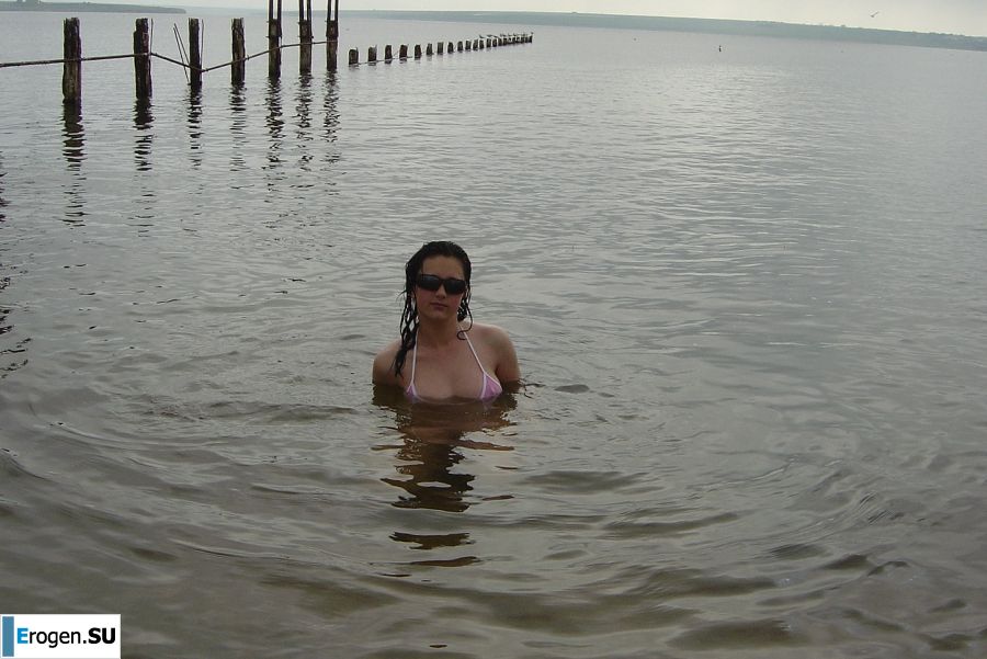 Сексуальная брюнетка с просвечивающимися сквозь кофточку сосками. Фото 30