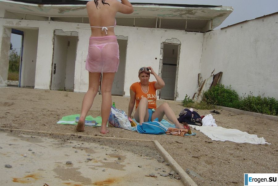 Сексуальная брюнетка с просвечивающимися сквозь кофточку сосками. Фото 32