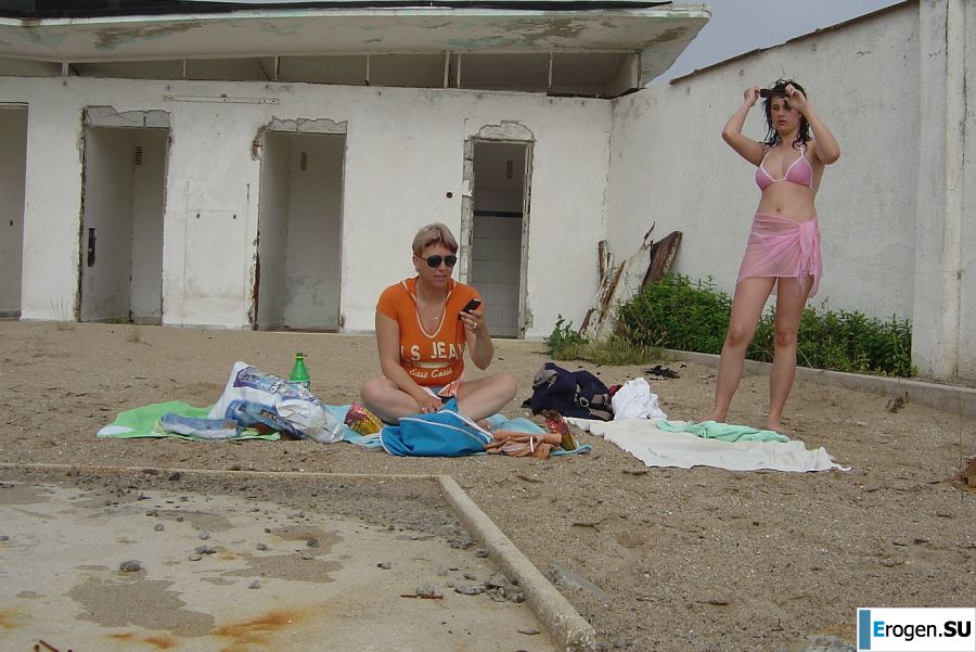 Сексуальная брюнетка с просвечивающимися сквозь кофточку сосками. Фото 34