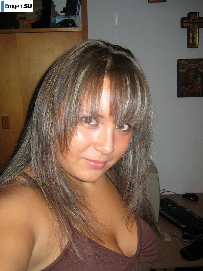 Сексуальная брюнетка с просвечивающимися сквозь кофточку сосками. Фото 41