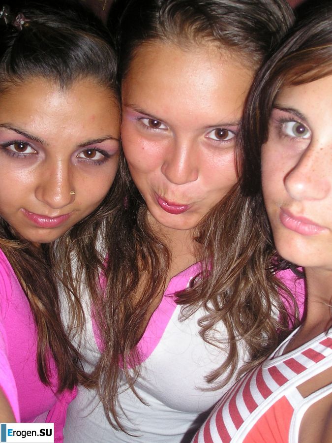 Сексуальная брюнетка с просвечивающимися сквозь кофточку сосками. Фото 42