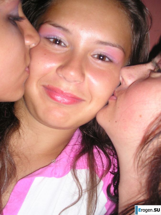 Сексуальная брюнетка с просвечивающимися сквозь кофточку сосками. Фото 43