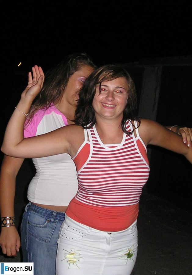 Сексуальная брюнетка с просвечивающимися сквозь кофточку сосками. Фото 44