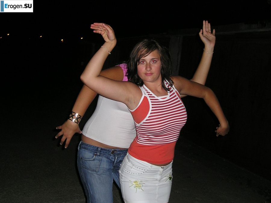 Сексуальная брюнетка с просвечивающимися сквозь кофточку сосками. Фото 45