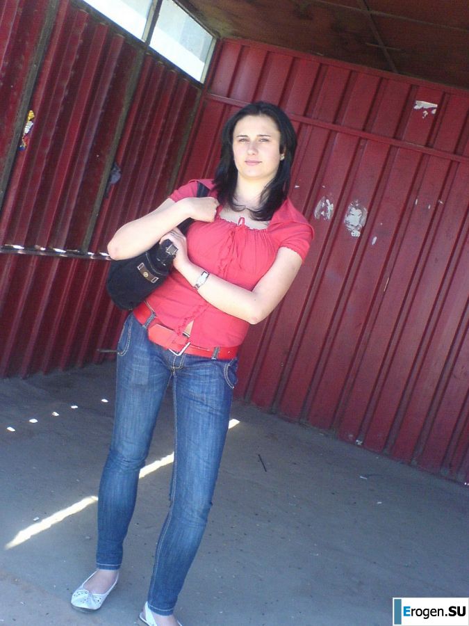 Сексуальная брюнетка с просвечивающимися сквозь кофточку сосками. Фото 8