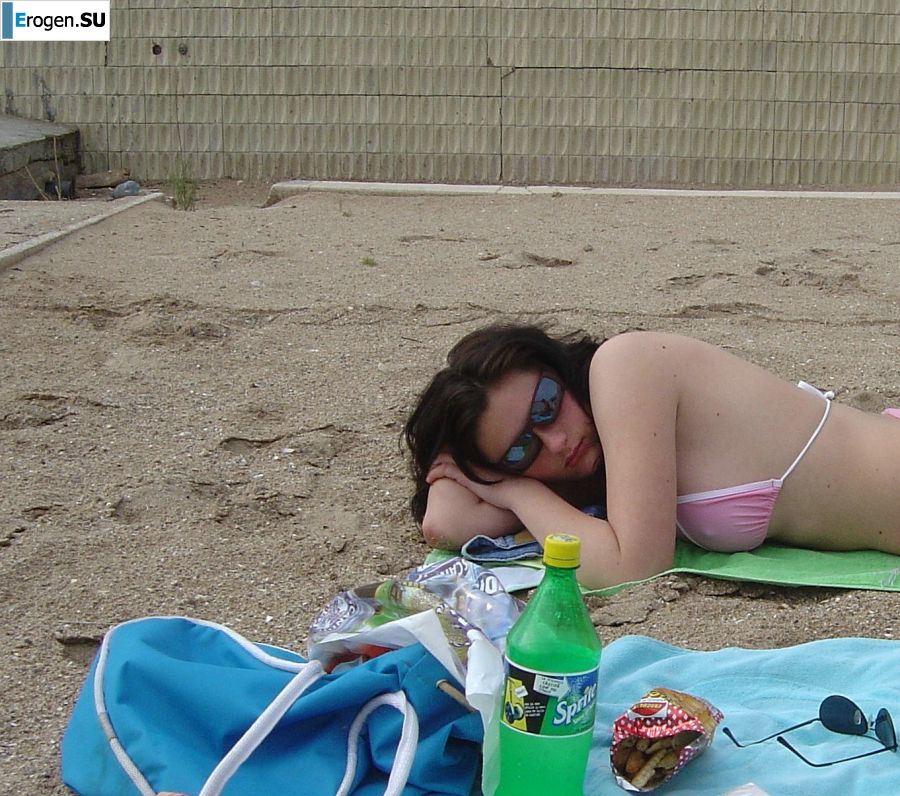 Сексуальная брюнетка с просвечивающимися сквозь кофточку сосками. Фото 9