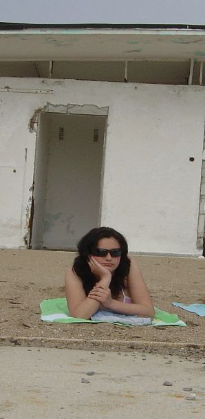 Сексуальная брюнетка с просвечивающимися сквозь кофточку сосками. Эскиз 10