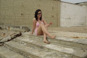 Сексуальная брюнетка с просвечивающимися сквозь кофточку сосками. Эскиз 18