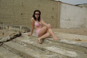 Сексуальная брюнетка с просвечивающимися сквозь кофточку сосками. Эскиз 19