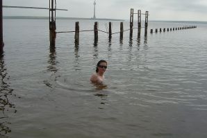 Сексуальная брюнетка с просвечивающимися сквозь кофточку сосками. Эскиз 24