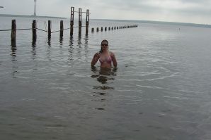 Сексуальная брюнетка с просвечивающимися сквозь кофточку сосками. Эскиз 25