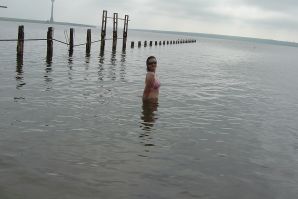 Сексуальная брюнетка с просвечивающимися сквозь кофточку сосками. Эскиз 26