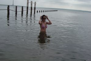 Сексуальная брюнетка с просвечивающимися сквозь кофточку сосками. Эскиз 27