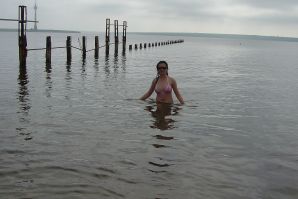 Сексуальная брюнетка с просвечивающимися сквозь кофточку сосками. Эскиз 28