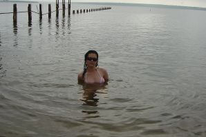 Сексуальная брюнетка с просвечивающимися сквозь кофточку сосками. Эскиз 30