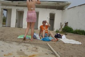 Сексуальная брюнетка с просвечивающимися сквозь кофточку сосками. Эскиз 32