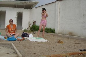 Сексуальная брюнетка с просвечивающимися сквозь кофточку сосками. Эскиз 33