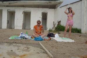 Сексуальная брюнетка с просвечивающимися сквозь кофточку сосками. Эскиз 34