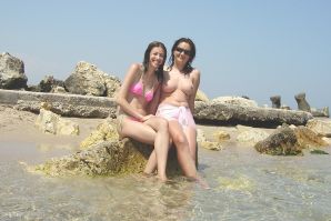 Сексуальная брюнетка с просвечивающимися сквозь кофточку сосками. Эскиз 40