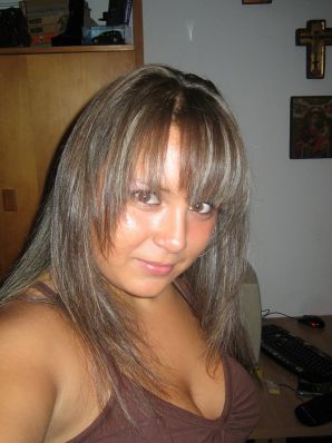 Сексуальная брюнетка с просвечивающимися сквозь кофточку сосками. Эскиз 41